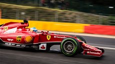 V RYCHLOSTI. Fernando Alonso na okruhu v belgickém Spa. 