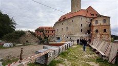 Rekonstrukce hradu a zámku v Libé stále pokrauje.