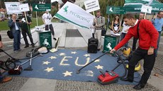 Píznivci Svobodných se seli na Klánov, aby upozornilo na smrnici EU, která zakáe výrobu vysava s vyím píkonem.