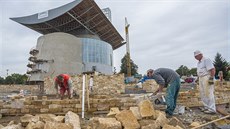 Kamenné zídky ped kostelem odhluní silnici a nabídnou netradiní posezení...