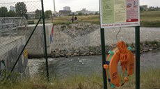 Z olomouckého jezu na soutoku Mlýnského potoka a Moravy někdo ukradl záchranné... Z olomouckého jezu na soutoku Mlýnského potoka a Moravy někdo ukradl záchranné...