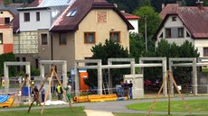V Koberovech staví obří kolonádu, která se stane informačním střediskem. V Koberovech staví obří kolonádu, která se stane informačním střediskem.