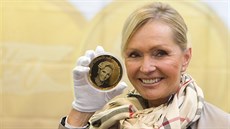 Helena Vondráková pózuje v eské mincovn s medailí se svým portrétem.