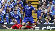 Diego Costa z Chelsea (vpravo) je zastavený Deanem Hammondem z Leicesteru v...