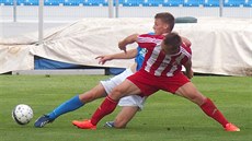 Michal Pavlata z Ústí nad Labem (v modrém) v obranném zákroku proti hrái Tince