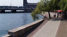 Becky oblíbené nábeí pod mostem Centralbron s výhledem na radnici