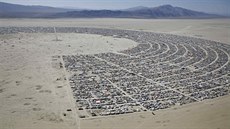 Areál festivalu Burning Man ohrazený mstem karavan.
