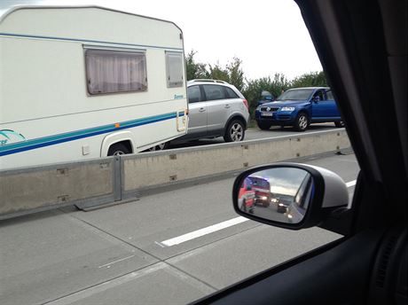 Na D1 se autu odpojil karavan a zpsobil hromadnou dopravní nehodu.