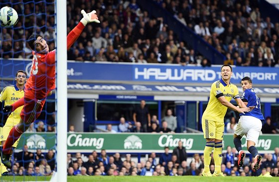 POVEDENÁ STELA. Thibaut Courtois, branká Chelsea, se marn natahuje po gólové...