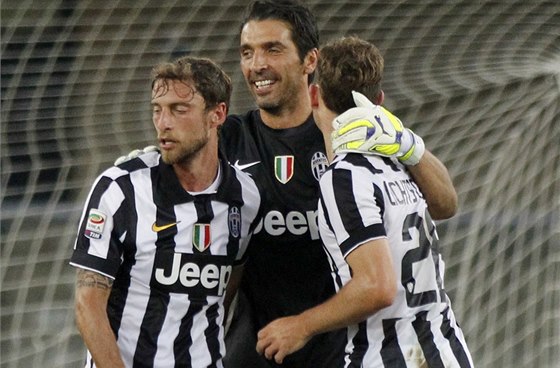 OSLAVA S BRANKÁEM. Claudio Marchisio (vlevo) a Stephan Lichtsteiner (vpravo)