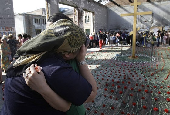 Na obti ze koly v Beslanu vzpomínaly stovky lidí (1. záí 2009)