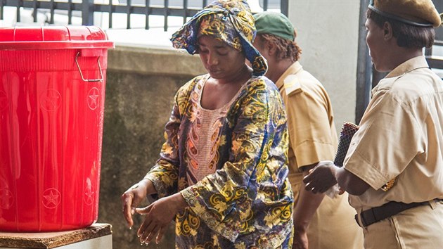 Umvan rukou v Sierra Leone, zem bojuje proti smrtcmu viru eboly (29. srpna 2014)