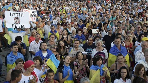 Tisce stoupenc jednotn Ukrajiny se sely v Mariupolu (28. srpna 2014)
