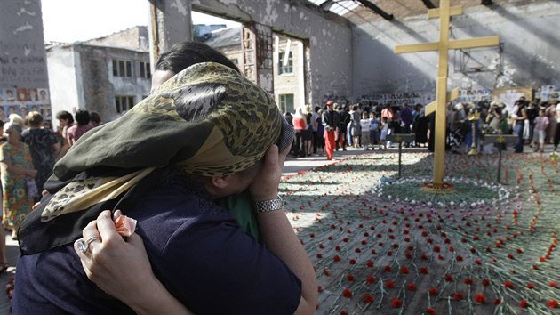 Na obti ze koly v Beslanu vzpomnaly stovky lid (1. z 2009)