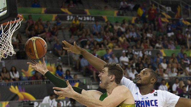 RIVALOV ZE SPURS. ampioni NBA ze San Antonia proti sob stanuli na mistrovstv svta. Brazilsk pivot Tiago Splitter (vlevo) se prosazuje pes Borise Diawa z Francie.