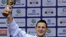 MISTR SVĚTA. Lukáš Krpálek s trofejí pro šampiona v kategorii do 100 kg. MISTR SVĚTA. Lukáš Krpálek s trofejí pro šampiona v kategorii do 100 kg.