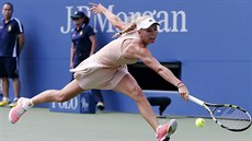 Dánská tenistka Caroline Wozniacká se natahuje po míku v osmifinále US Open.