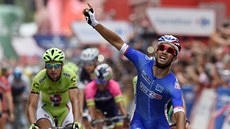 VÍTĚZNÉ GESTO. Francouz Nacer Bouhanni si v 8. etapě připsal druhé vítězství na... VÍTĚZNÉ GESTO. Francouz Nacer Bouhanni si v 8. etapě připsal druhé vítězství na...