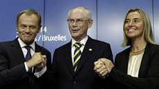 Současný prezident EU Herman van Rompuy drží za ruce svého následníka, polského... Současný prezident EU Herman van Rompuy drží za ruce svého následníka, polského...