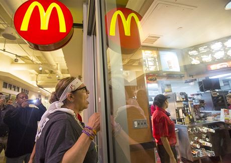 McDonalds sice loni se zvýením mezd souhlasil, pozdji ale pila zpráva s novým plánem automatizace.