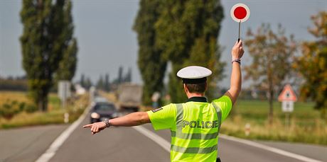 Pi kontrole policisté zjistili, e tiaosmdesátiletý idi má zákaz ízení motorových vozidel. Ilustraní snímek