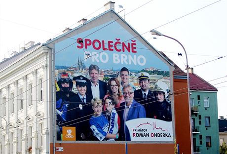 Konkurenní politiky i odborníky popudily pedvolední billboardy, na kterých...