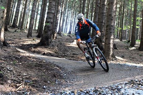 Bikei si vychutnají i jízdu klopenými zatákami.