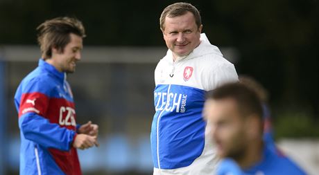 ÚSMVY. Trenér Pavel Vrba a Tomá Rosický na tréninku eské fotbalové