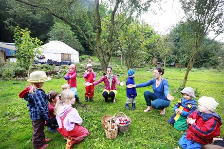 Ranní hry v lesní kolce árynka (3. 9. 2014).