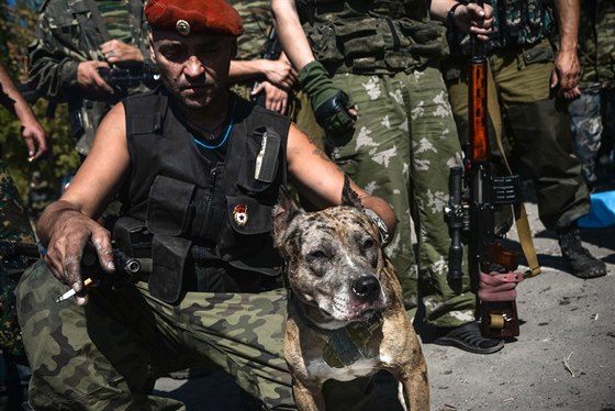 Povstalci v Doncku pózují se svým bojovým psem jménem Holka, který má na krku...