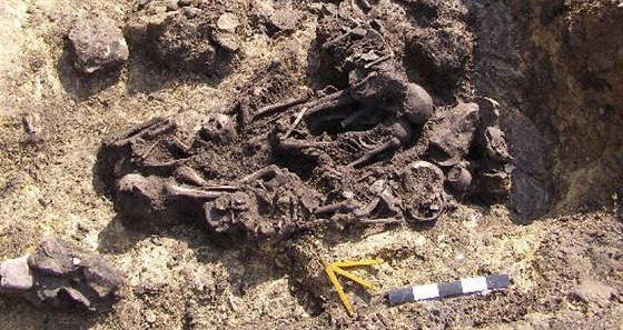 V hrob archeologové nalezli ostatky esti dosplých a jednoho dítte.