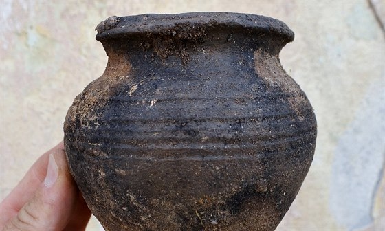 Keramický hrnec nalezený ve Stekníku v jedné z odpadních jímek z pelomu 13. a...