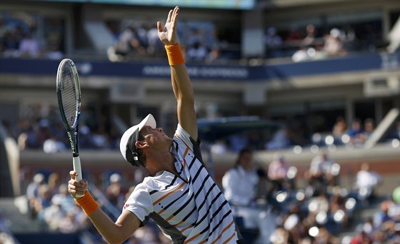 eský tenista Tomá Berdych zachycen pi podání ve tvrtfinále US Open.