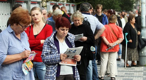 Lidé ped budovou úadu Stedoeského kraje ekají ve front na podání ádosti...