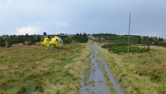 Vrtulník záchraná pistál nedaleko Vysoké hole v Jeseníkách, aby léka mohl...