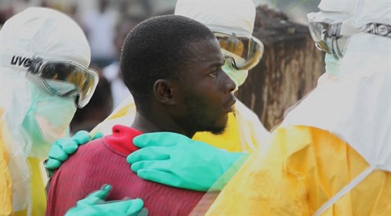 Ebola zabila skoro pt tisíc lidí, Liberijci pohrozili útkem z izolace