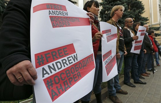 Demonstrace na podporu fotografa Andreje Stnina poblí ukrajinské ambasády v...