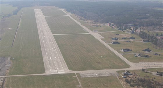 Jihoeské letit eské Budjovice se doká vylepení pistávací a vzletové dráhy.