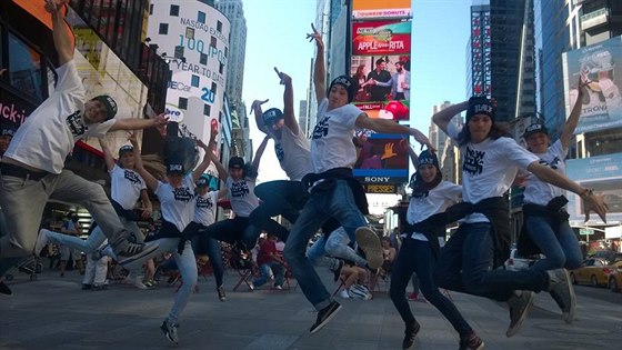 Hradecká tanení skupina T-Bass na Times Square v New Yorku