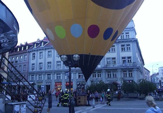 Nouzové pistání balonu na Bakov námstí v Hradci Králové. (8. 9. 2014)
