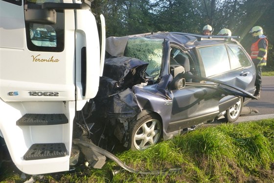 elní stet fiatu s náklaákem Iveco na silnici I/53 u Dobic (8. záí 2014).