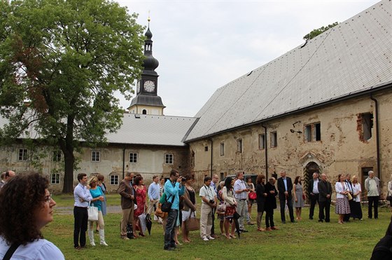 Hospodáská ást zámku, ketrá dosud leela ladem, se mní na Muzeum nové...