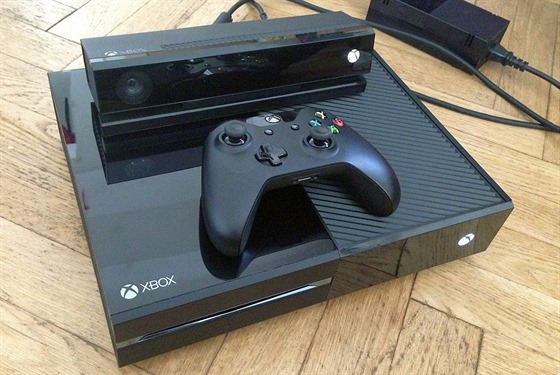 Xbox One s pohybovým a hlasovým ovládáním Kinect a ovladaem