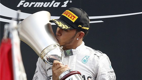 S TROFEJÍ. Lewis Hamilton po triumfu ve Velké cen Itálie formule 1. 