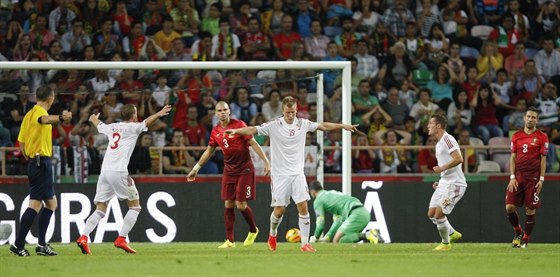 Albánský útoník Bekim Balaj (v bílém s íslem 19) slaví gól proti Portugalsku....