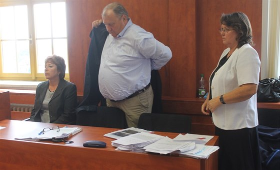 Obalované uitelky Yvona Ziková (vlevo) a Alena Dolealová u Okresního soudu v...