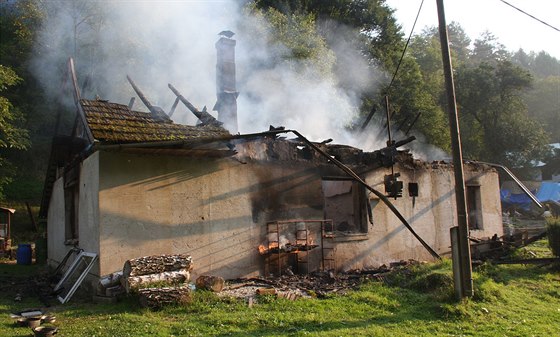 Poár domku v Jaroslavicích, pi kterém zemel bezdomovec.