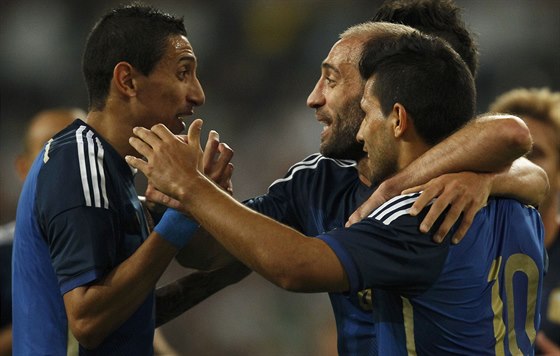 Ángel Di María (vlevoú se raduje z gólu s argentinskými spoluhrái Pablem...