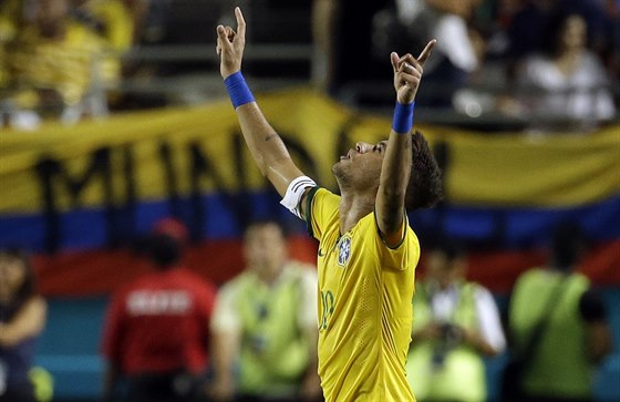Brazilský kapitán Neymar se raduje z vítzného gólu v duelu s Kolumbií.
