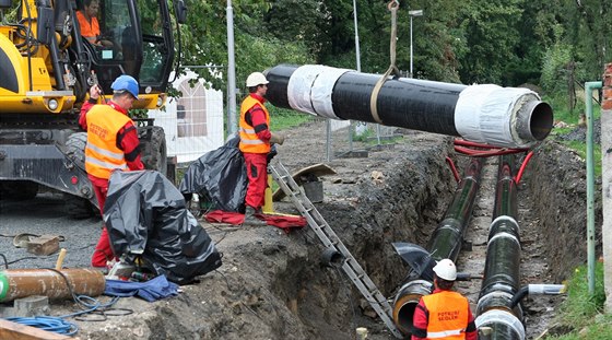 Na olomoucké tíd 17. listopadu poloili poslední kus potrubí, kterým byla dokonena moderní horkovodní sí msta. Ta nahradila pvodní parovodní sí.